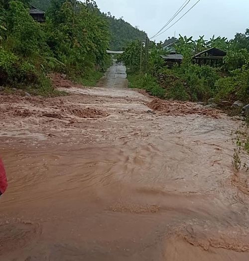 Khoảng 7 giờ ngày 23/6/2021, mưa lớn khiến một đoạn đường từ bản Nà Phân đi trung tâm xã Pu Sam Cáp (huyện Sìn Hồ) bị ngập nước. Ảnh: Bình Minh